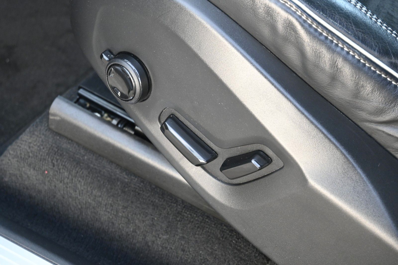 Fahrzeugabbildung Volvo XC90 R Design AWD*B&W*PANO*LUFT*AHK*360*VOLL