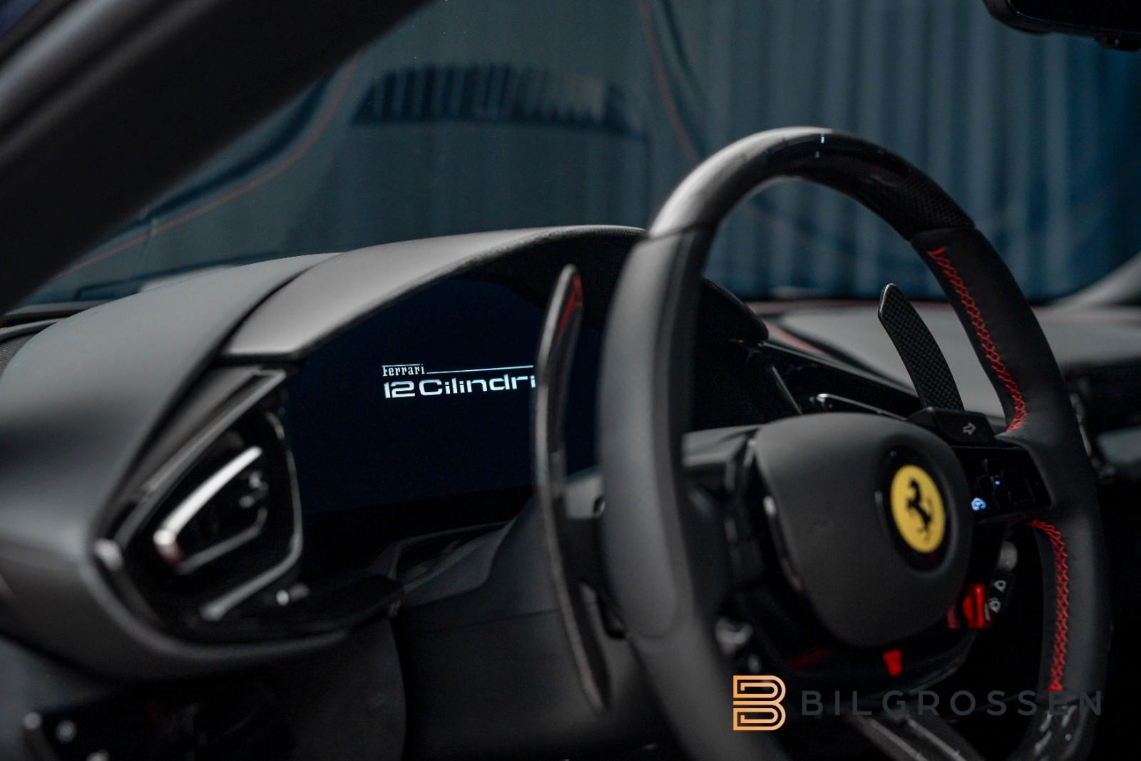Ferrari Coupe 6.5 V12 CARBON LIFT PASSENGER DISPLAY