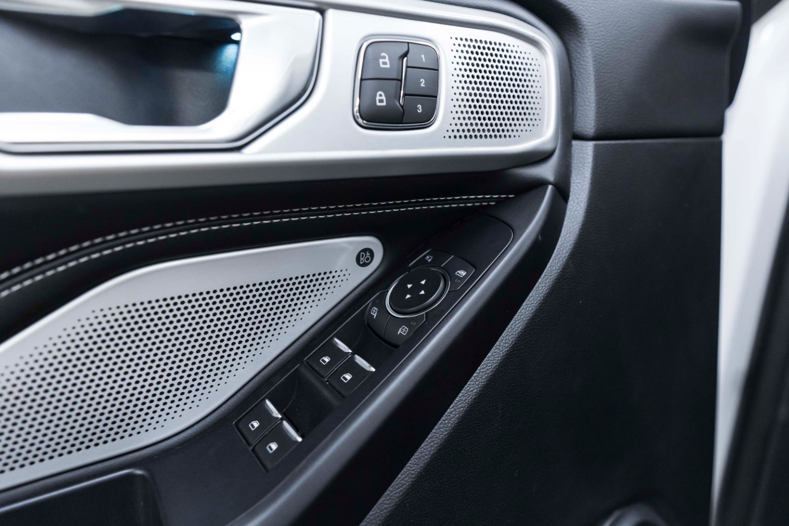 Fahrzeugabbildung Ford Explorer ST 3.0L AWD ACC LED 360° B&O PANO AHK