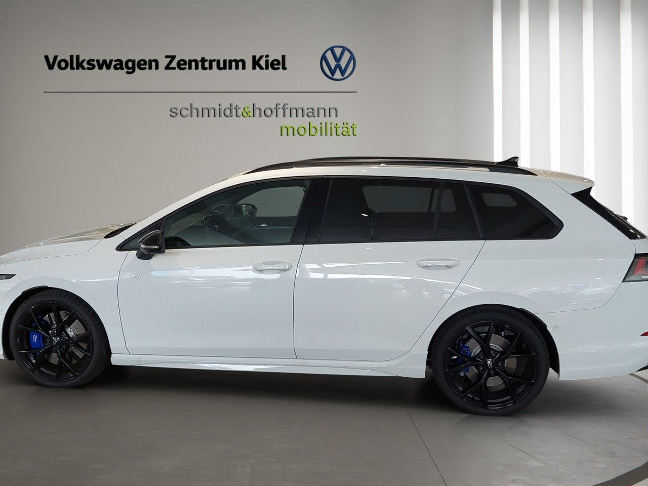 Volkswagen Golf VIII Variant R 4Motion 2.0 TSI PANO NAVI foto 3