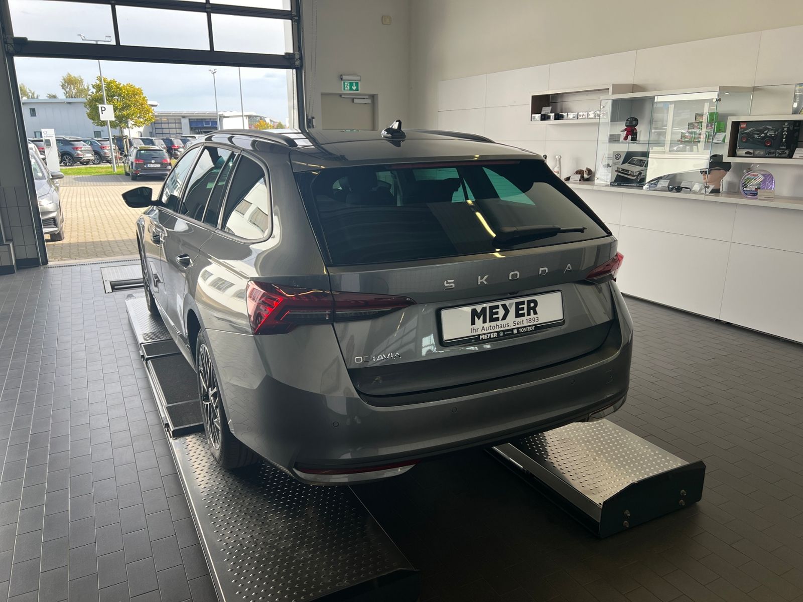 Fahrzeugabbildung SKODA Octavia Combi Tour 2.0 TDI DSG *AHK, LED, ACC, K