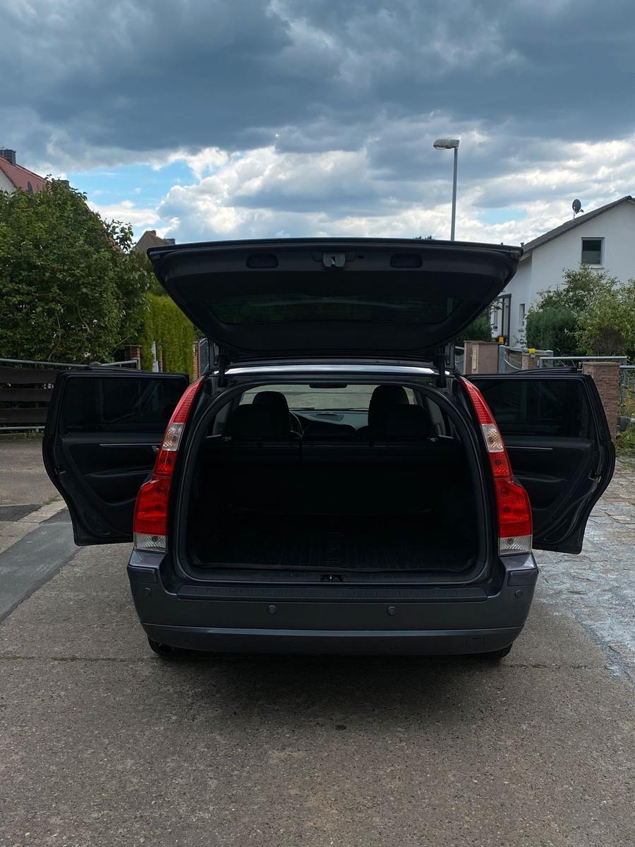 Volvo V70 2007 — rear view
