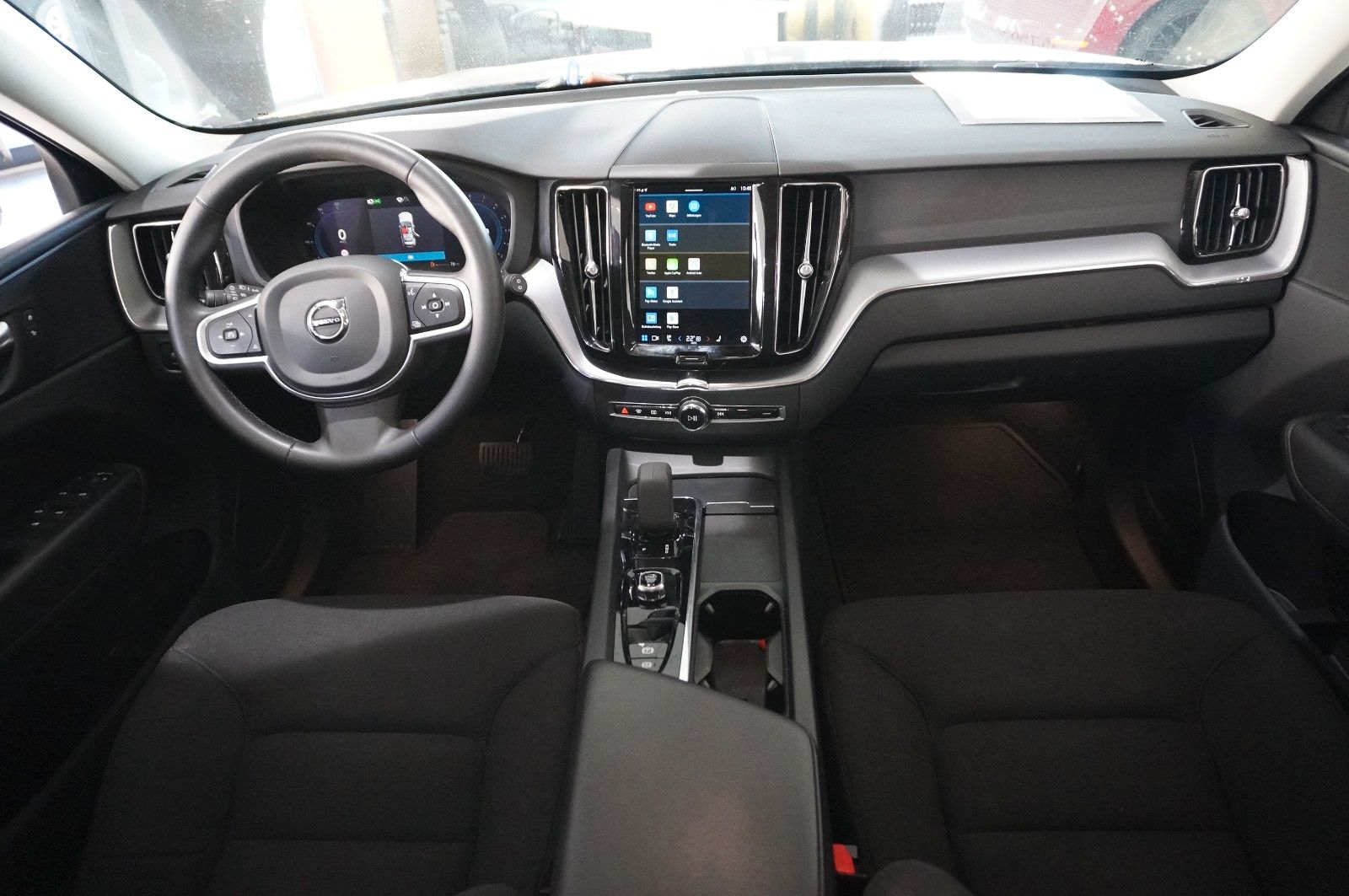 Fahrzeugabbildung Volvo XC 60 MOMENTUM PRO 2WD NAVI/LED/360°/VIRT./AHK