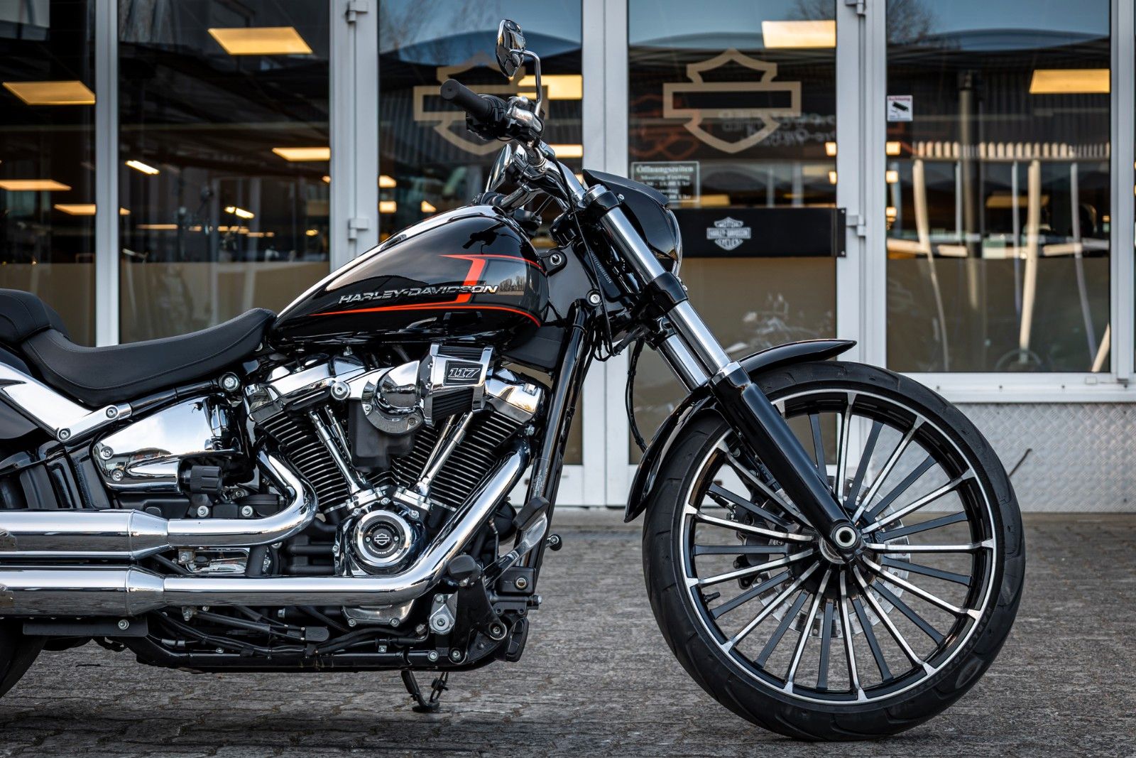 Fahrzeugabbildung Harley-Davidson FXBR Breakout 117 cui - Jekill & Hyde