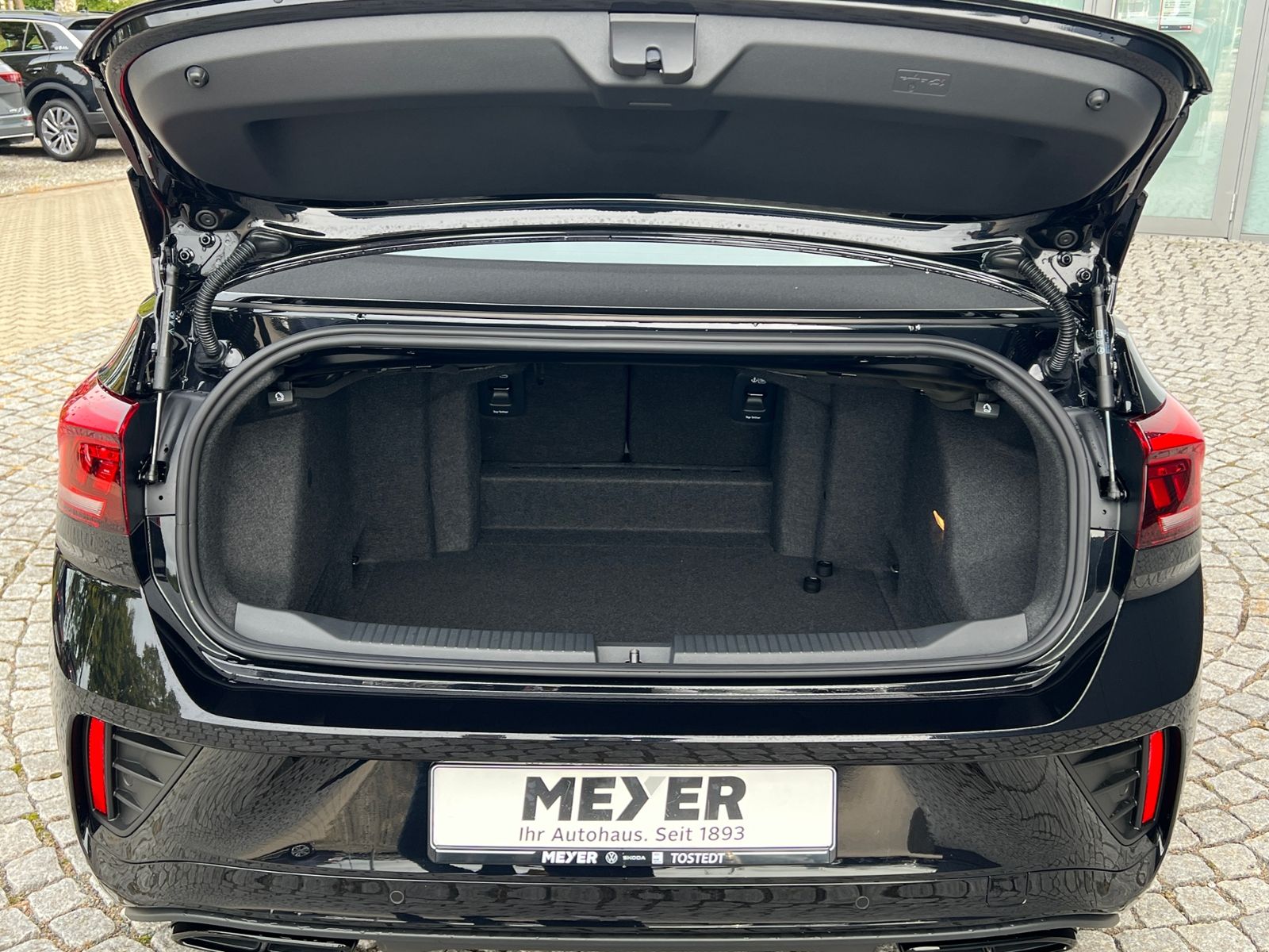 Fahrzeugabbildung Volkswagen T-Roc Cabriolet R-Line 1.5 TSI DSG *AHK,Black-St