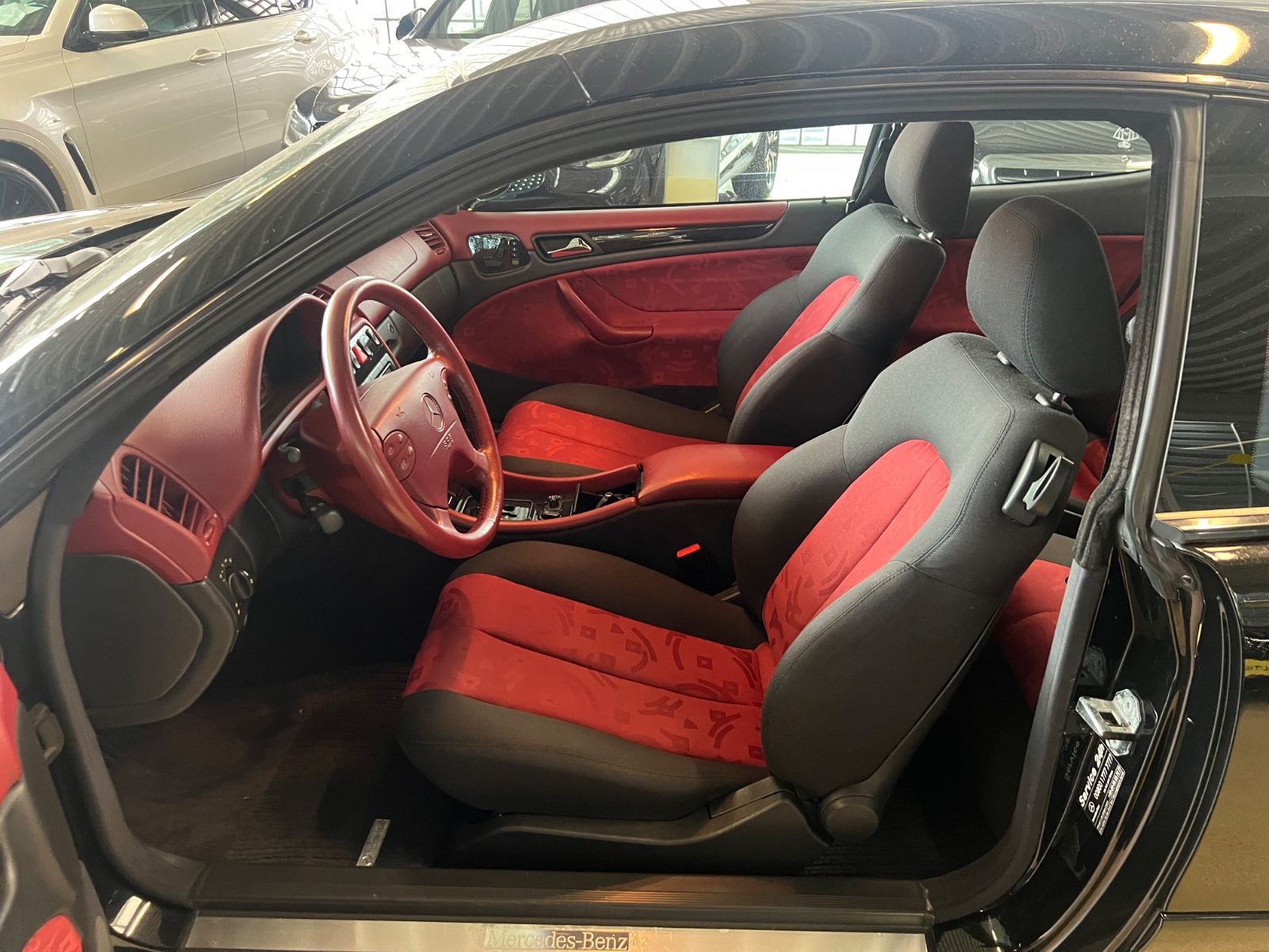 Fahrzeugabbildung Mercedes-Benz CLK 320 AVANTGARDE * 1.HAND *