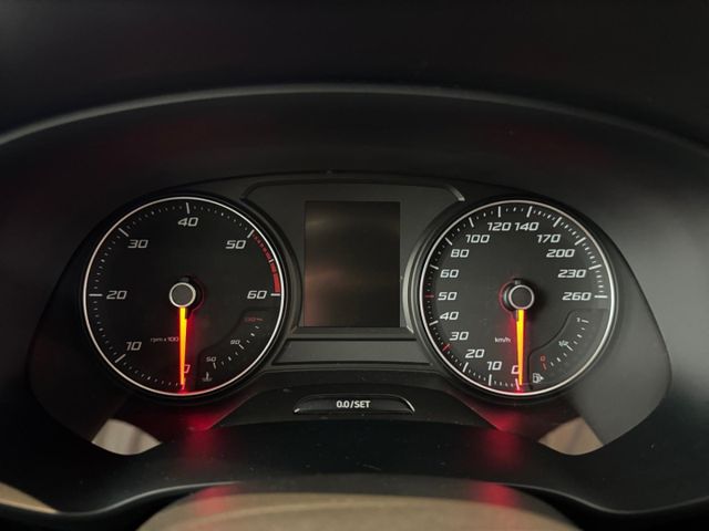 Leon FR 2.0 TDI LED Navi DAB AHK 2xPDC Kamera