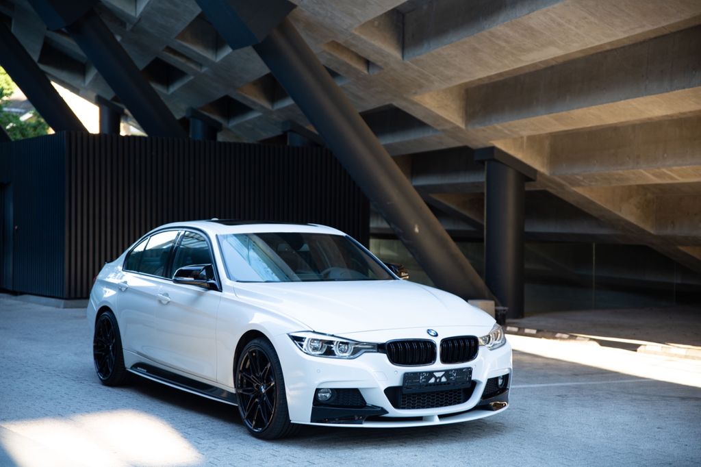 Image of BMW 330