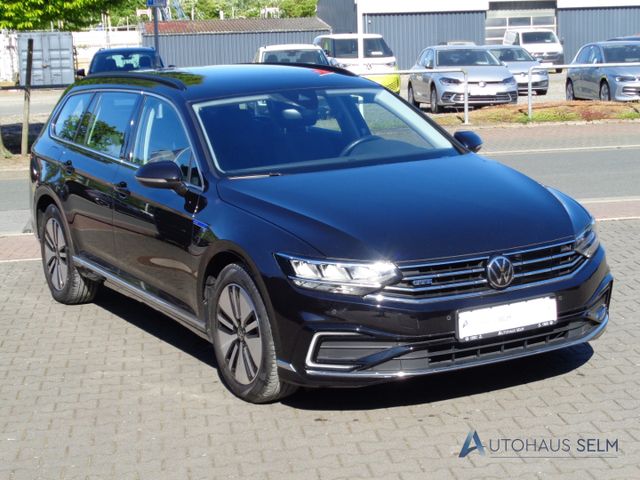 VW Passat Variant GTE Navi Massagesitze LED ACC