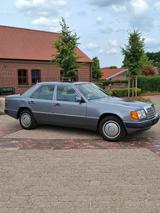 Mercedes-Benz Oldtimer Mercedes W124 200E - Mercedes-Benz 200: 200e W124