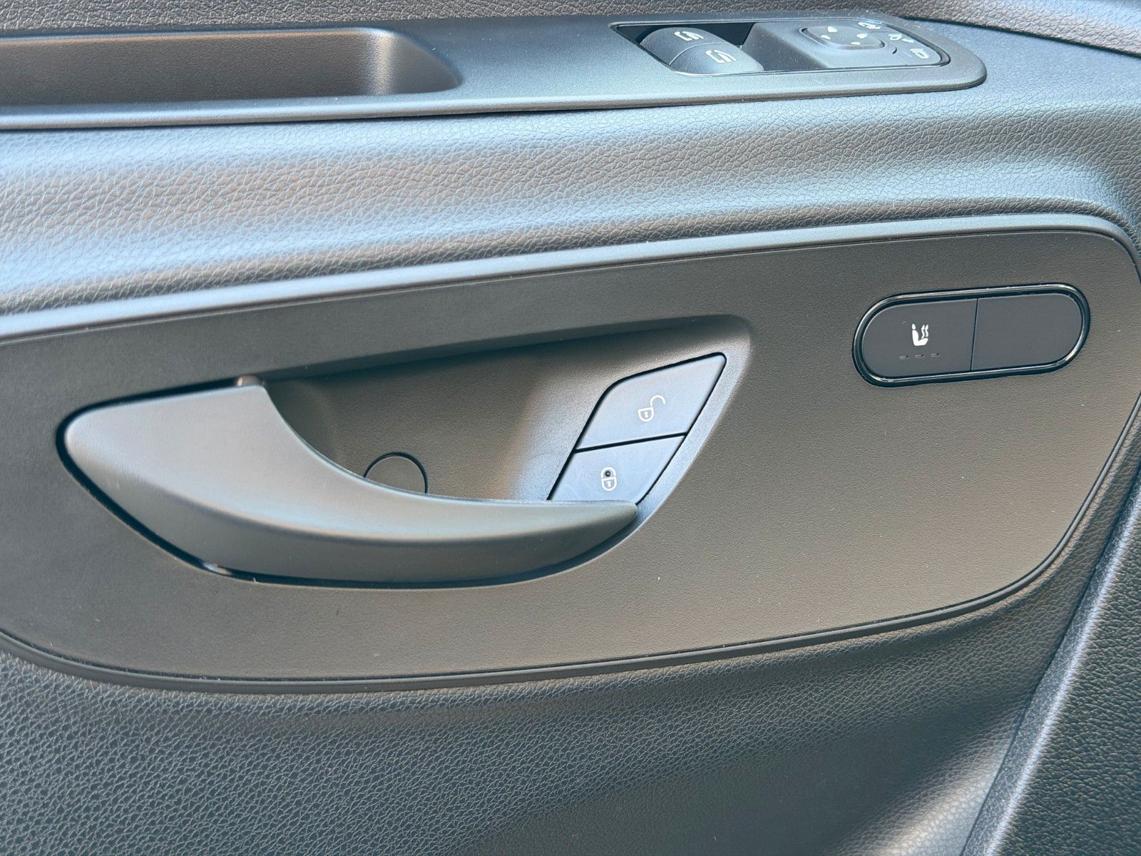 Fahrzeugabbildung Robeta Adonis - Luxus Campervan mit Aufstelldach