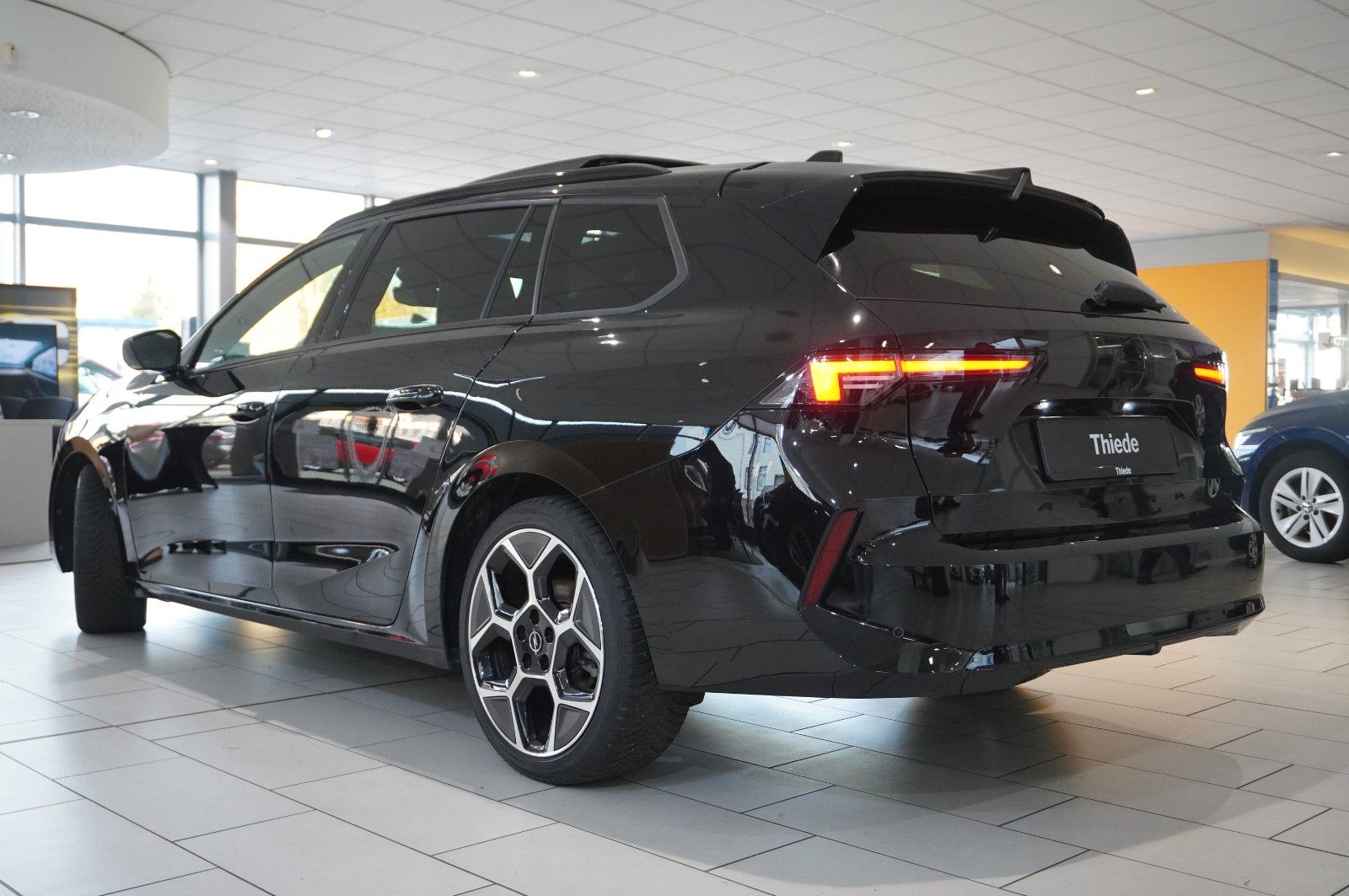 Fahrzeugabbildung Opel Astra L ST 1.2T ULTIMATE NAVI/LED/360°/VIRT/DAB+