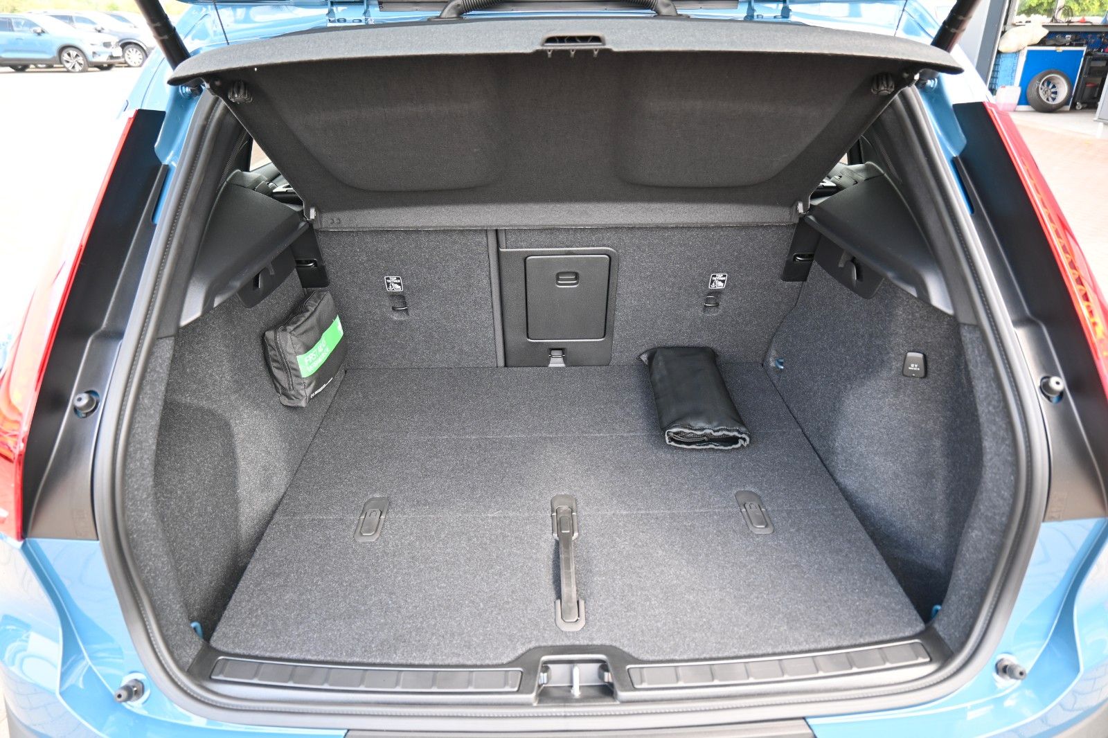 Fahrzeugabbildung Volvo XC40 B4 DKG Plus Dark*FSHZG*H&K*BLIS*ACC