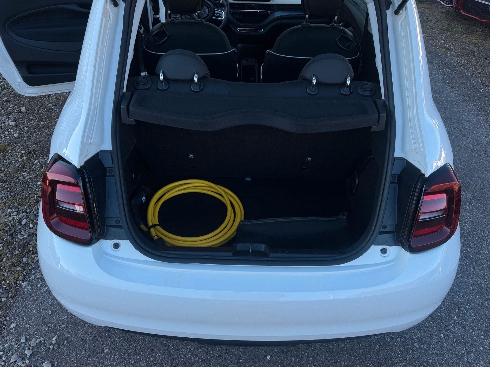 Fahrzeugabbildung Fiat 500e Carplay Klima Tempo