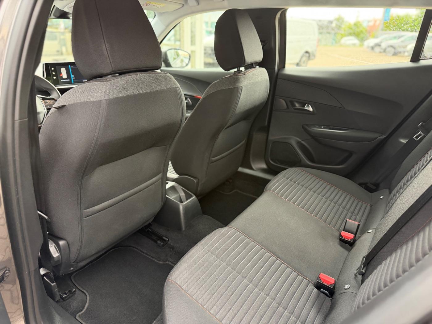 Peugeot 2008 Active Matrix AHK PDC SHZ SpurH