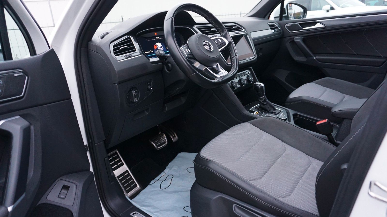 Fahrzeugabbildung Volkswagen Tiguan Highline 4M R-Line Panorama,Navi,LED,AHK