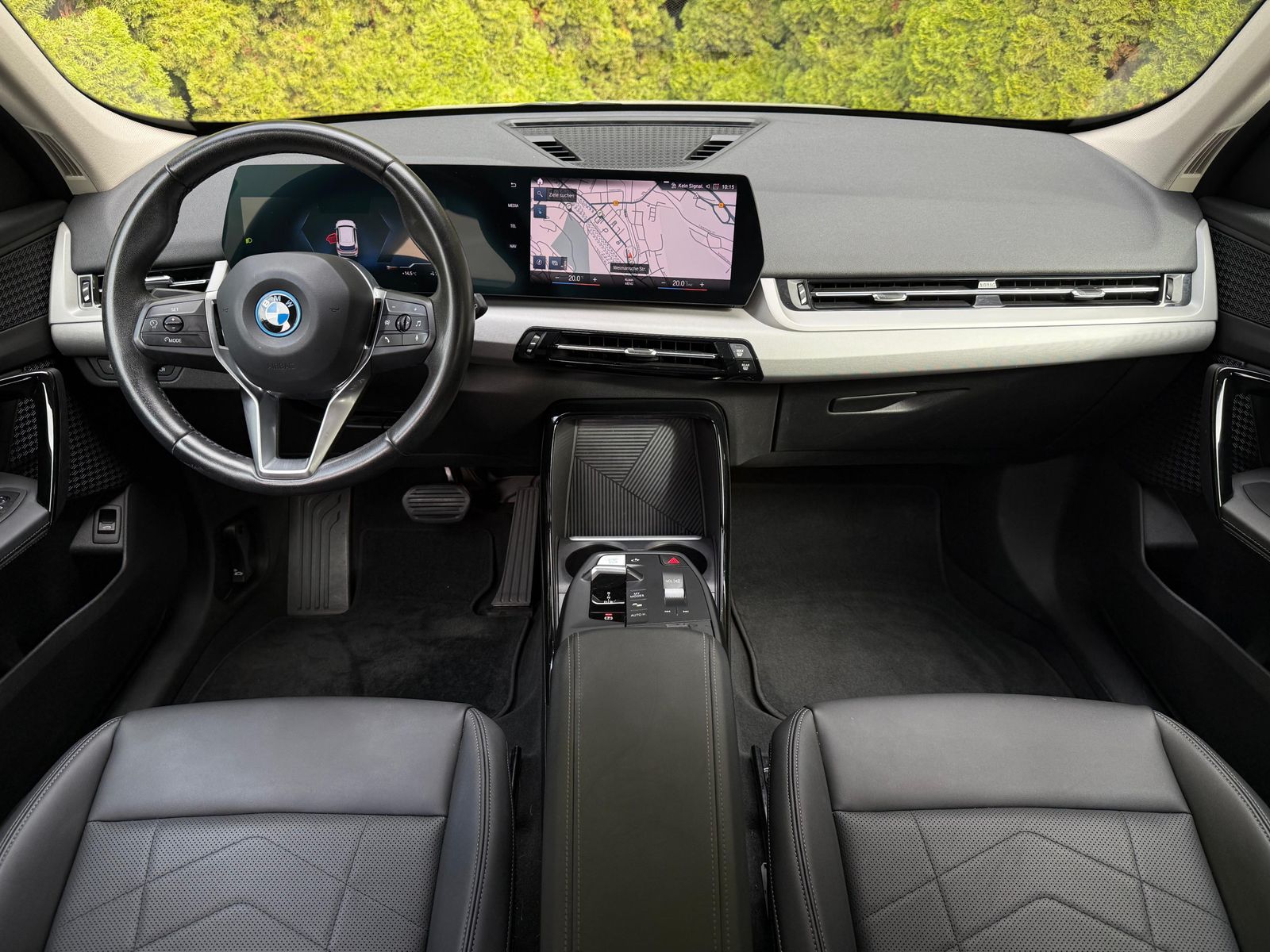 Fahrzeugabbildung BMW iX1 30 xDrive 64 kWh SHADOW+LIFE+SHZ+KAM+LEDER+M