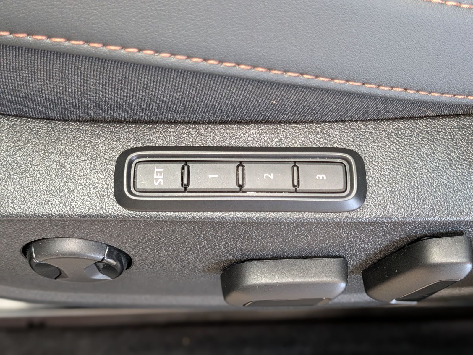 Fahrzeugabbildung CUPRA Leon 1.5 eTSI Dynamic-Edge-Paket AHK*PANO*CAM*18