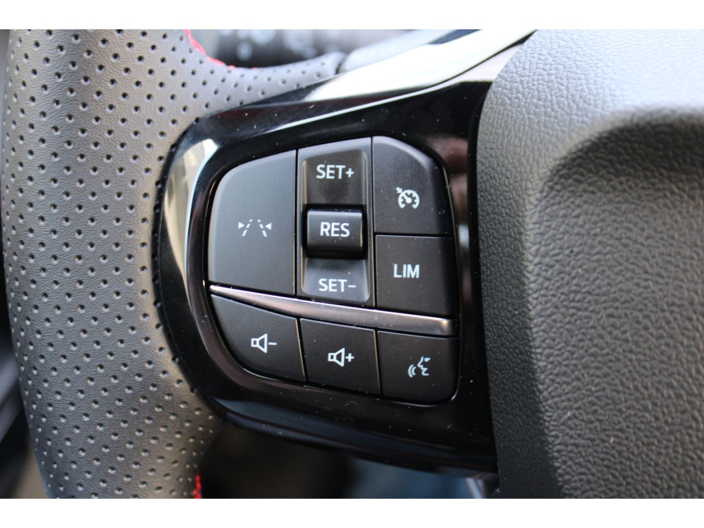 Fahrzeugabbildung Ford Puma 1,0 EB Hybrid ST-Line LED RFK Navi Winter-P