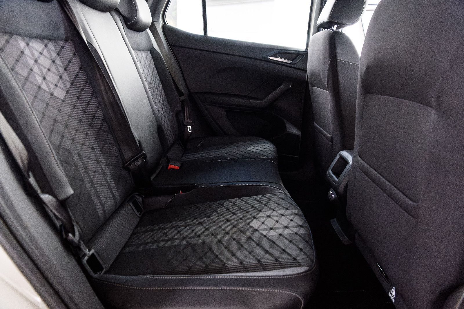 Fahrzeugabbildung Volkswagen T-Cross 1.0 TSI R-Line+DSG+Kamera+AHK+GJ-Reifen