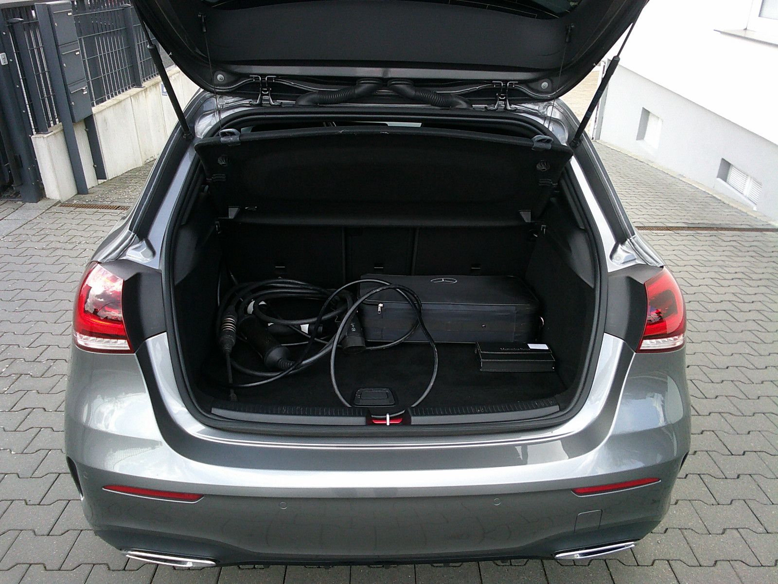 Fahrzeugabbildung Mercedes-Benz A 250 e AMG / Night-Paket