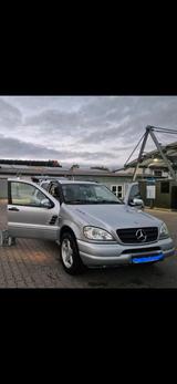 Mercedes-Benz Ml 320 / - Mercedes-Benz ML 320 mit Benzin-Antrieb