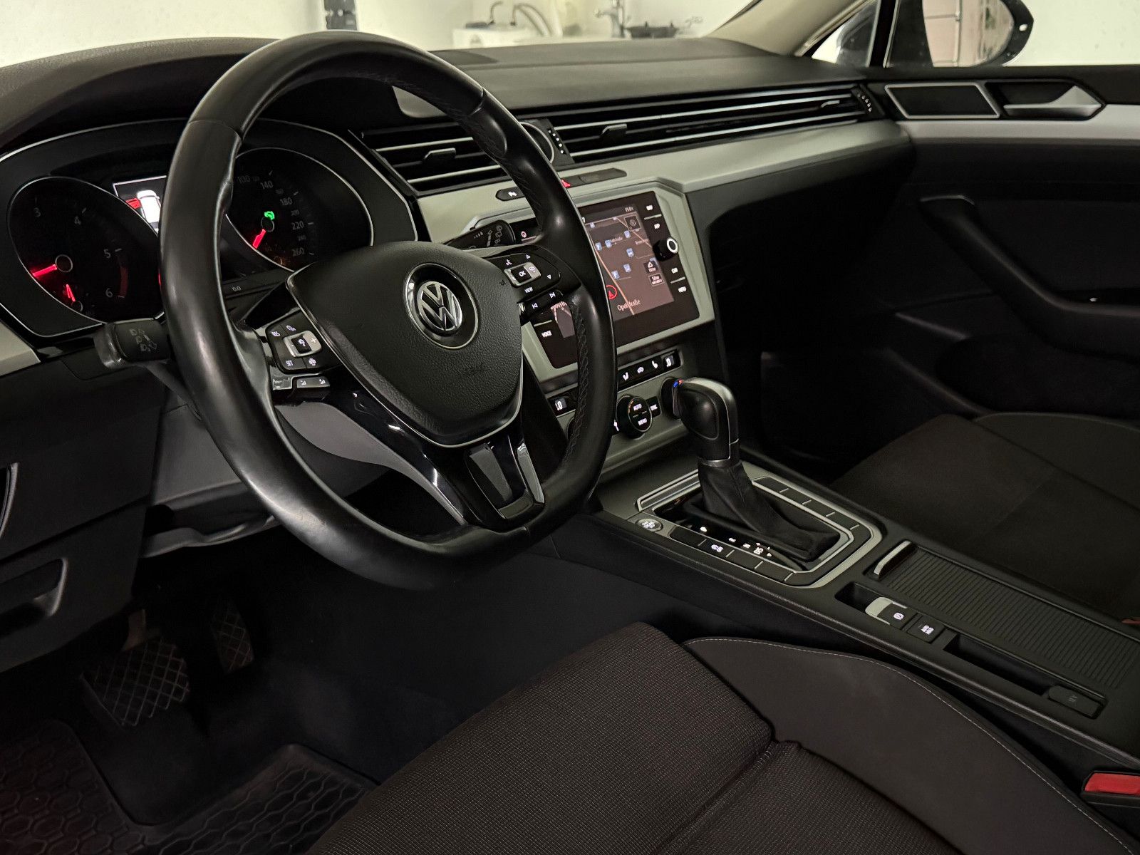 Fahrzeugabbildung Volkswagen Passat Variant Comfortline/ACC/HuD/LED/MASSAGE