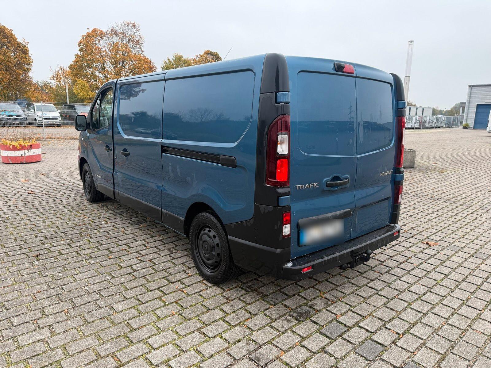 Renault Trafic 2015 — салон
