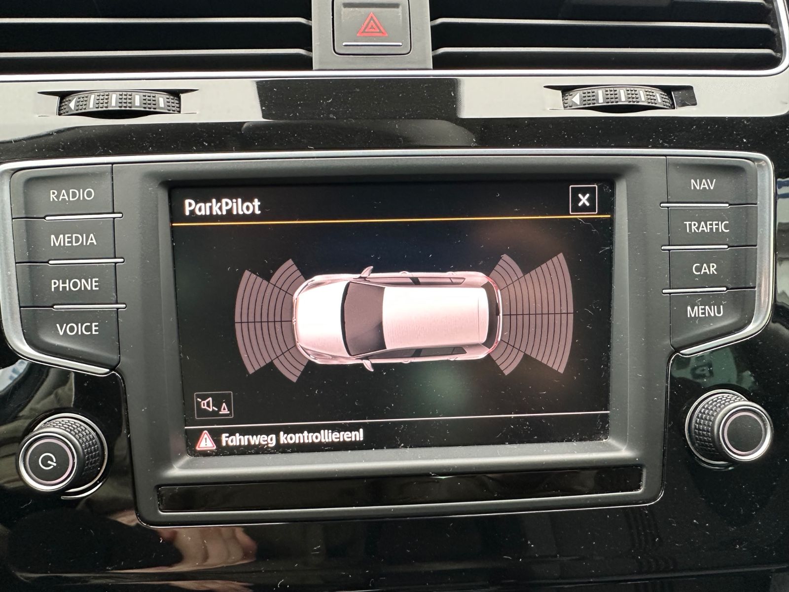 Fahrzeugabbildung Volkswagen Golf VII 1.6 TDI Allstar AHK/BiXenon/BT/GJR