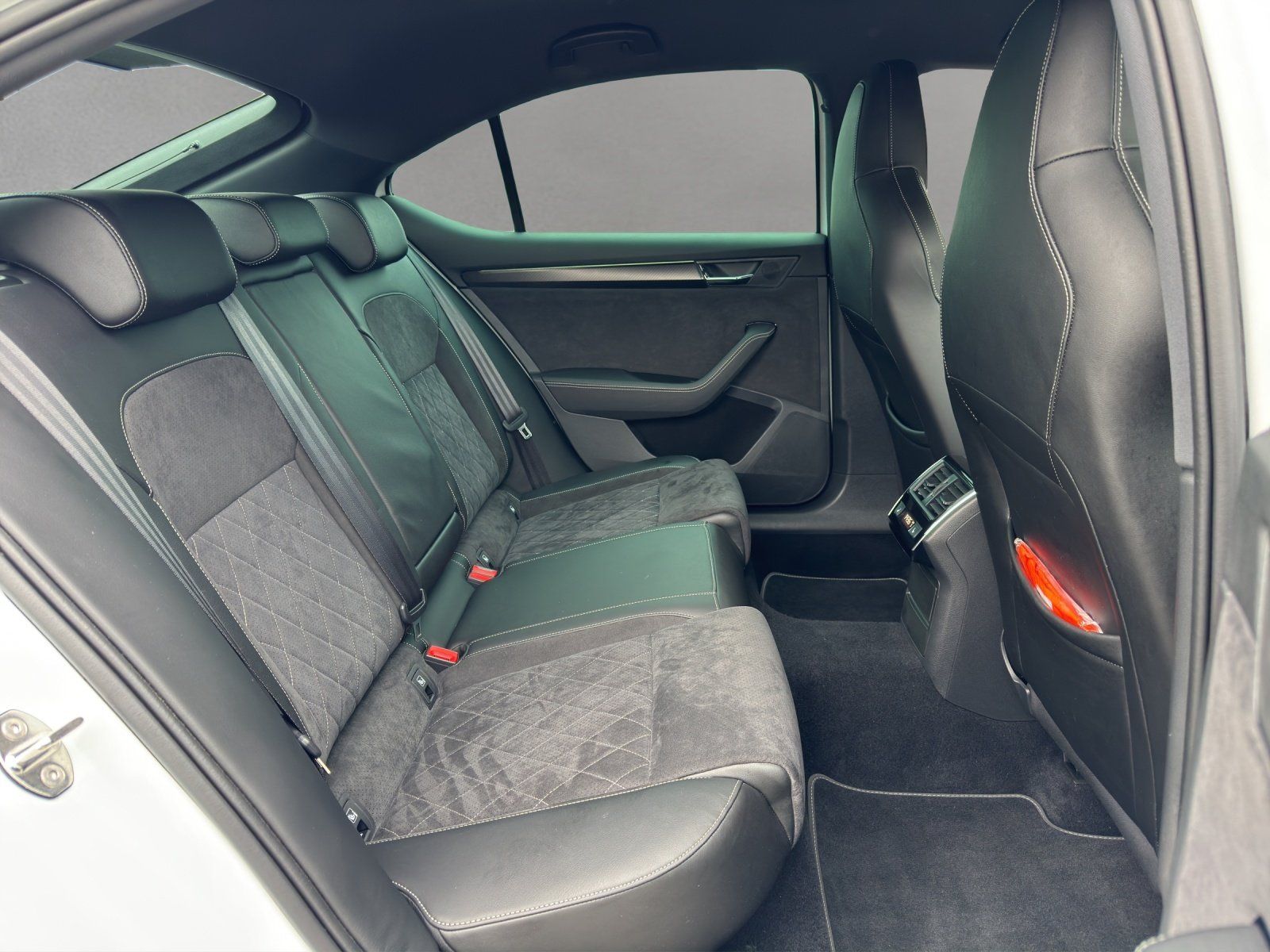 Fahrzeugabbildung SKODA Superb 2.0 TDI Sportline 4x4/AHK/KAMERA/ACC/STHZ