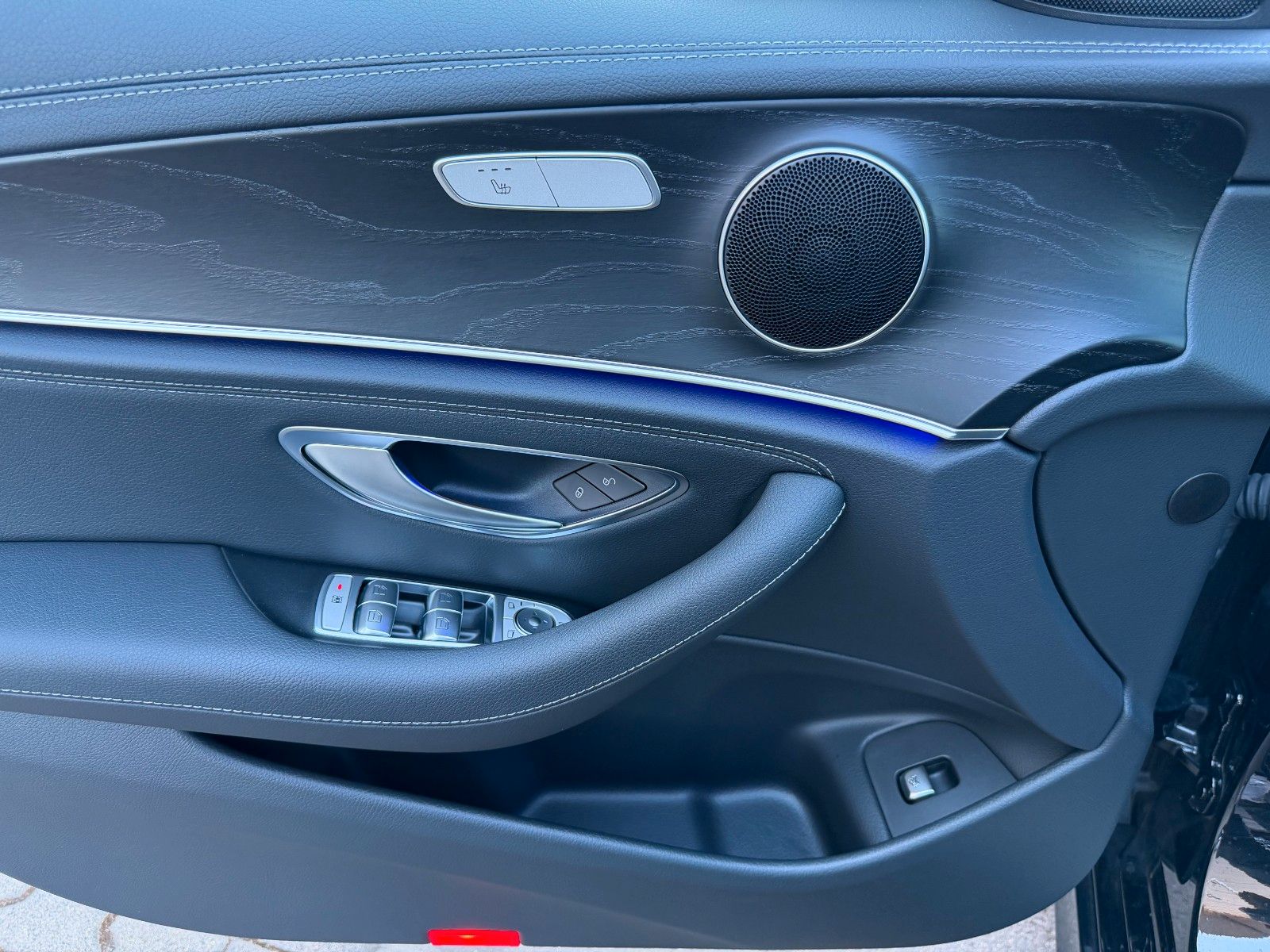 Fahrzeugabbildung Mercedes-Benz E 220d T AMG+Distr+MultiB+AHK+Ambiente+