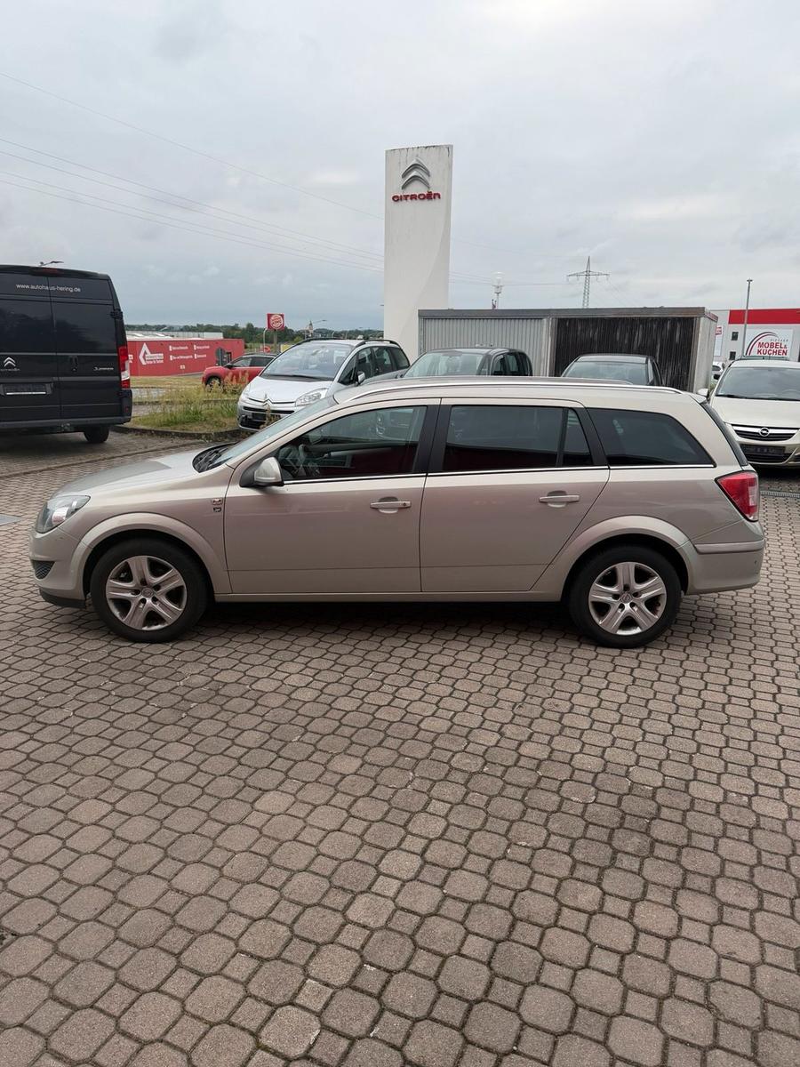 Opel Astra 2010 — photo 8