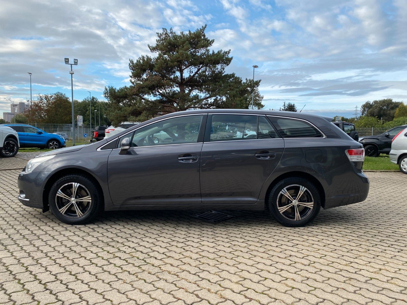 Fahrzeugabbildung Toyota Avensis 1.6 ALUF.+KLIMA+SHZ+ERSTBESITZ+TÜV-NEU