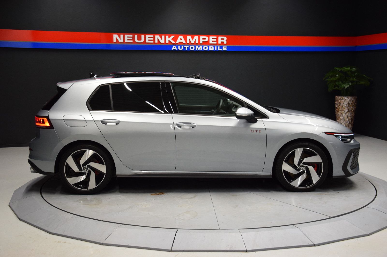 Fahrzeugabbildung Volkswagen Golf 2.0 TSI GTI Panorama DCC H&k ACC Kamera