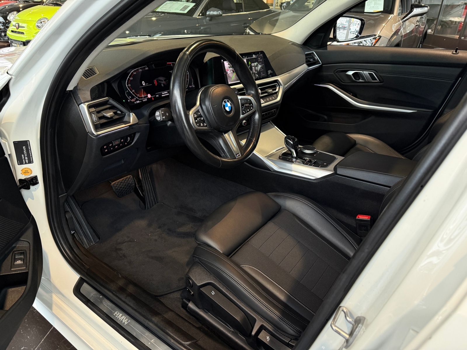 Fahrzeugabbildung BMW 320i Touring Sport Line PANO ACC LASER RFK