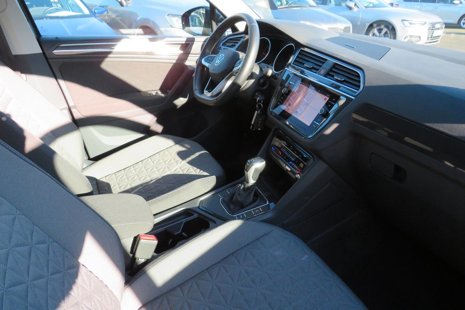 Fahrzeugabbildung Volkswagen Tiguan Life TDI DSG AHK NAVI KAMERA LED ACC GJ