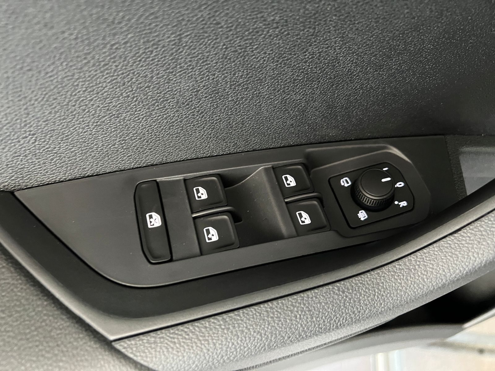 Fahrzeugabbildung SKODA Karoq Selection 1.5 TSI DSG *AHK, LED, 18"-LM*