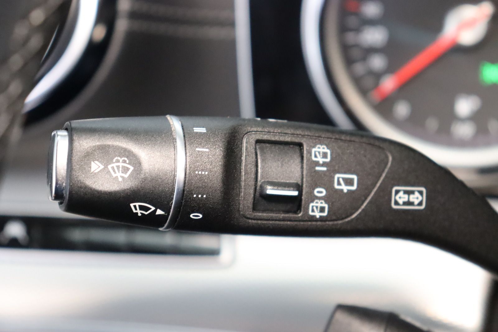 Fahrzeugabbildung Mercedes-Benz E 200 T 4Matic * Schiebedach * Navi * AMG line