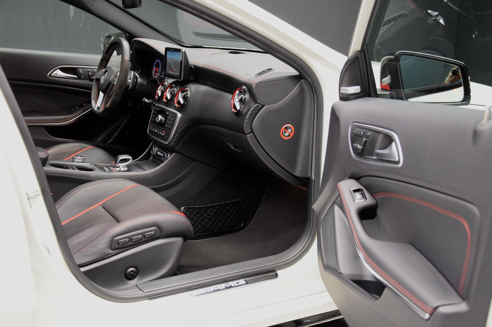 Fahrzeugabbildung Mercedes-Benz A45 AMG EDITION ONE AERO PERFORM PANO DRIVERS
