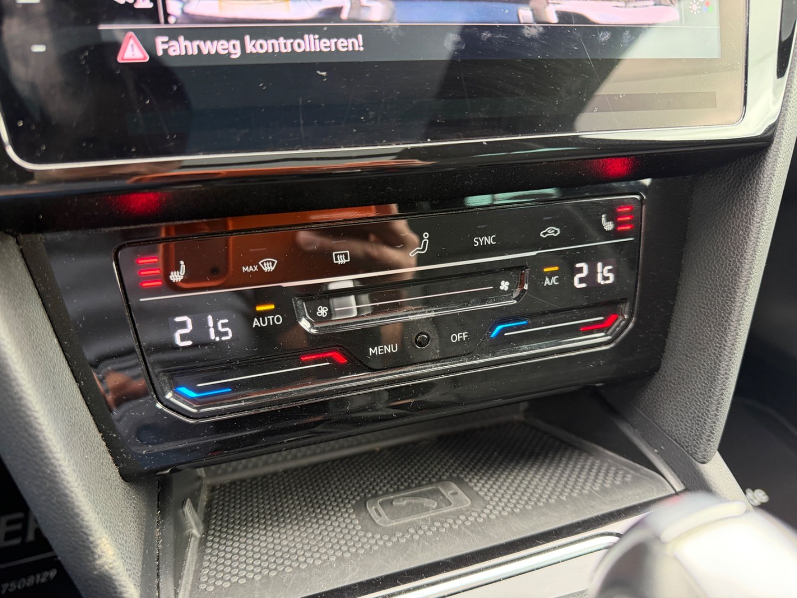 Fahrzeugabbildung Volkswagen Passat Business/AHK/Pano/LED/R-Cam/CarPlay/NAVI
