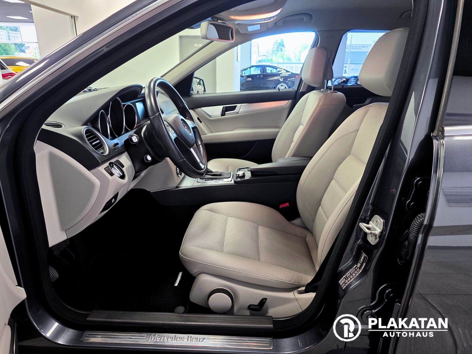 Fahrzeugabbildung Mercedes-Benz C 200 CGI Avantgarde Bi-Xenon AdaptLicht