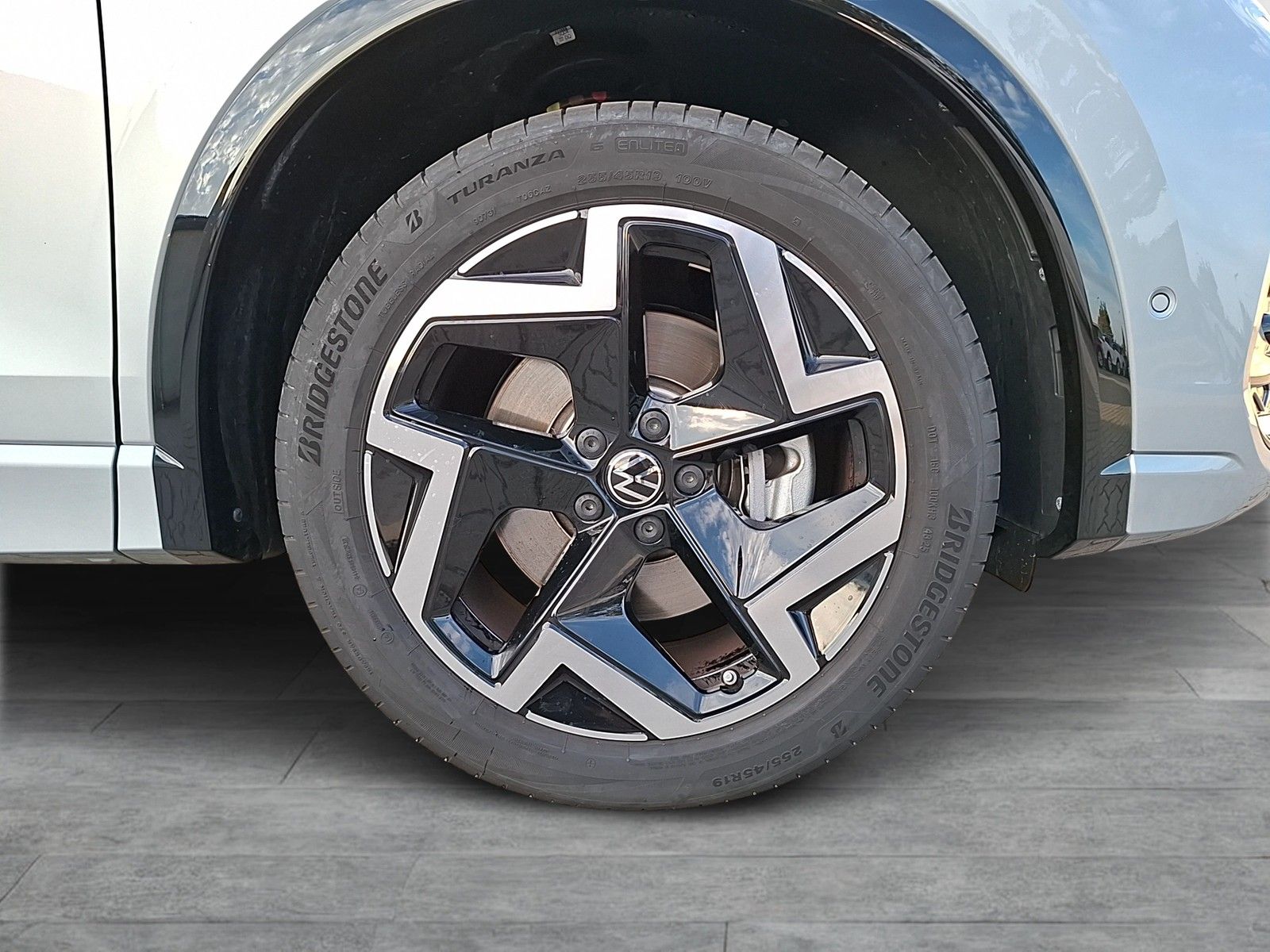 Fahrzeugabbildung Volkswagen Tiguan TDI R-Line DSG 4M Standhzg. Matrix Navi A