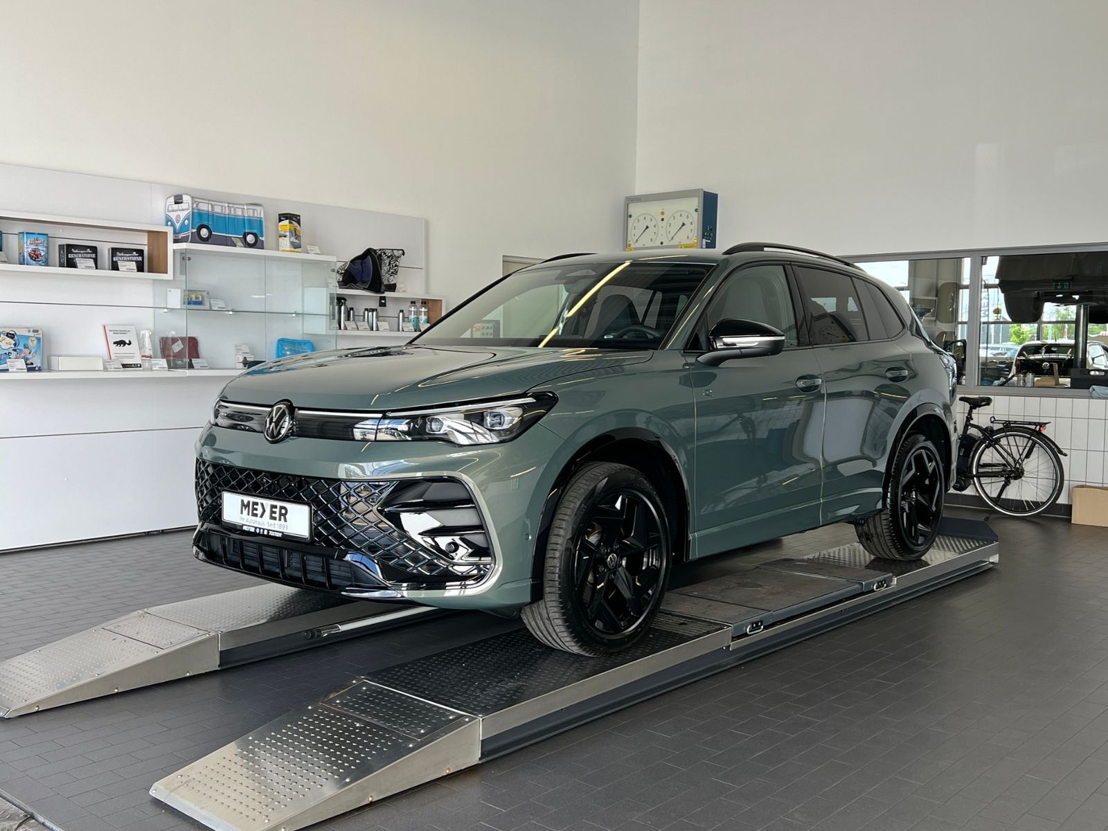 Fahrzeugabbildung Volkswagen Tiguan R-Line 2.0 TDI DSG 4MOTION *AHK, IQ.Light