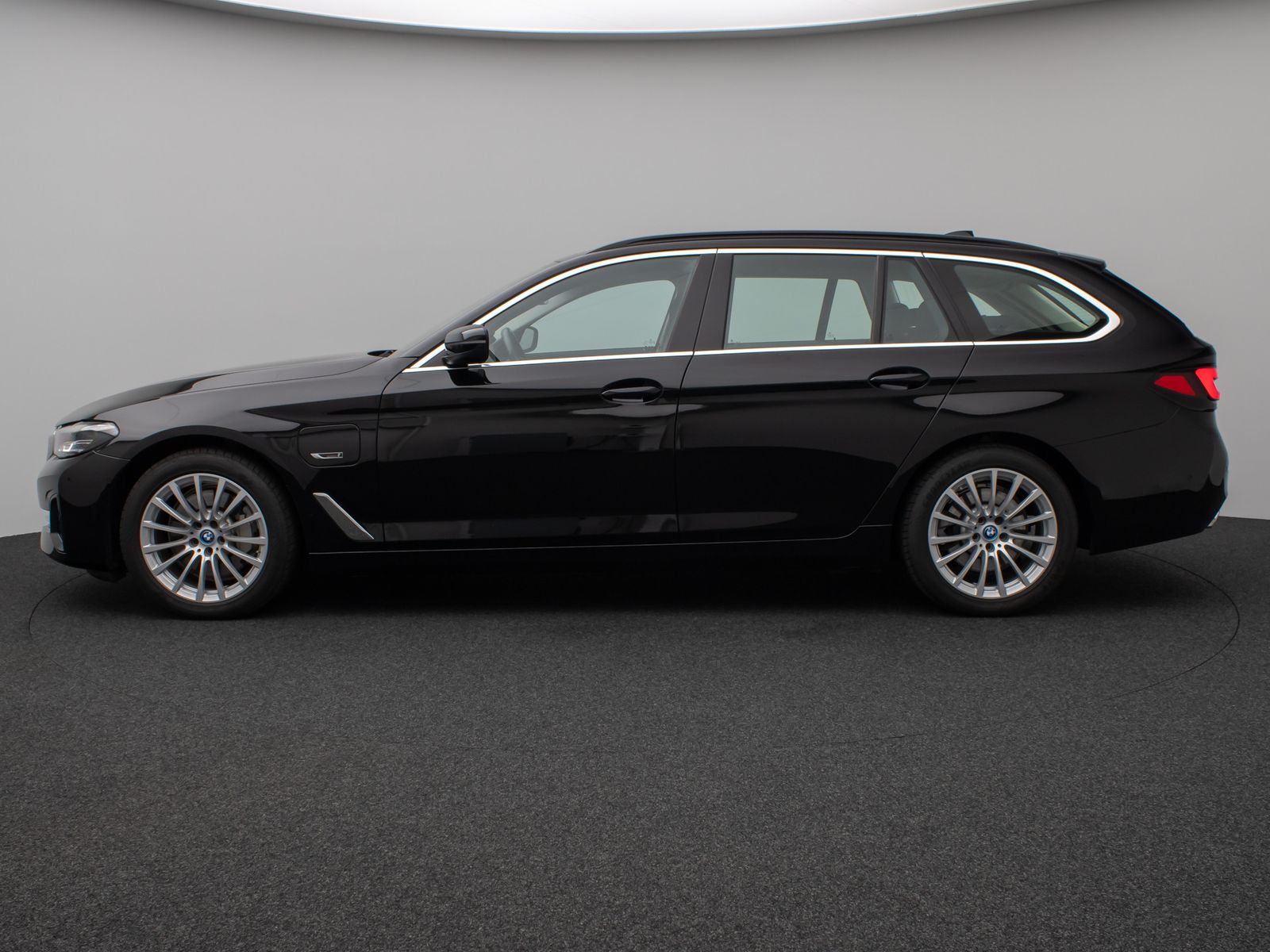 Fahrzeugabbildung BMW 530e Kamera DAB CockPitPro Stop&Go Alarm LED