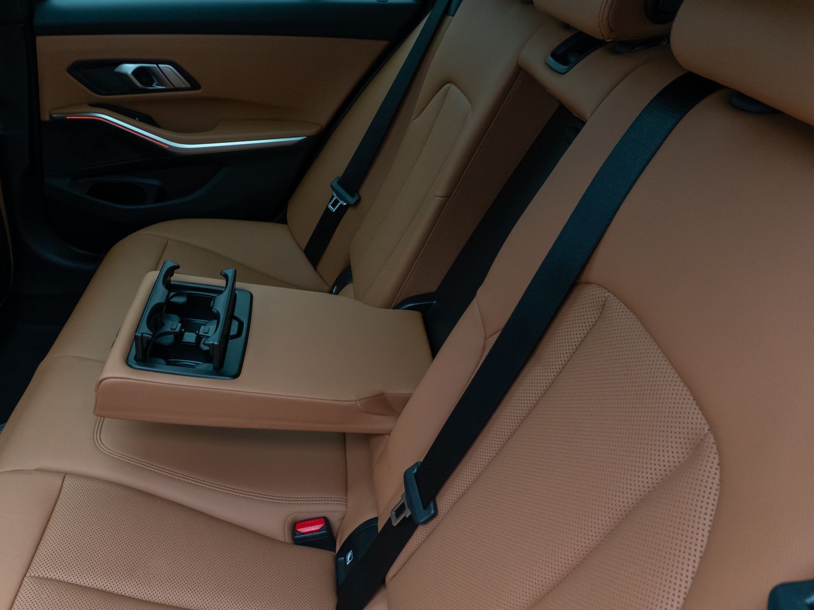 Fahrzeugabbildung BMW 330e xD M Sport Panorama Laser Kamera HUD HiFi