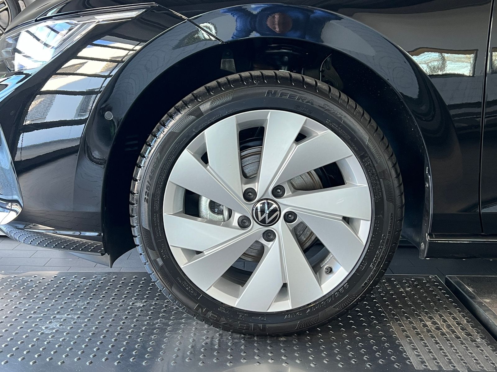 Fahrzeugabbildung Volkswagen Golf VIII Life 1.5 TSI *LED, Technik Paket, 17'-