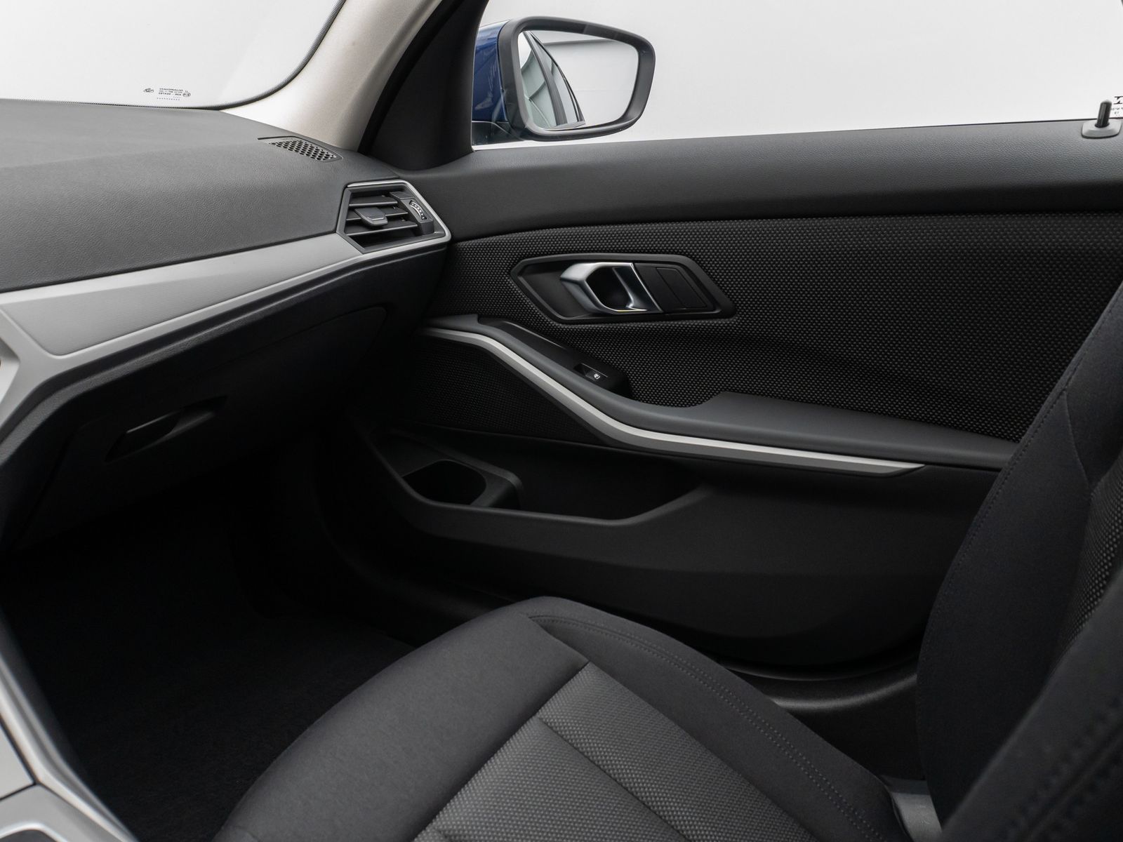Fahrzeugabbildung BMW 330e CockPitPr Navi PDC Alarm Geschwindigkeitsre