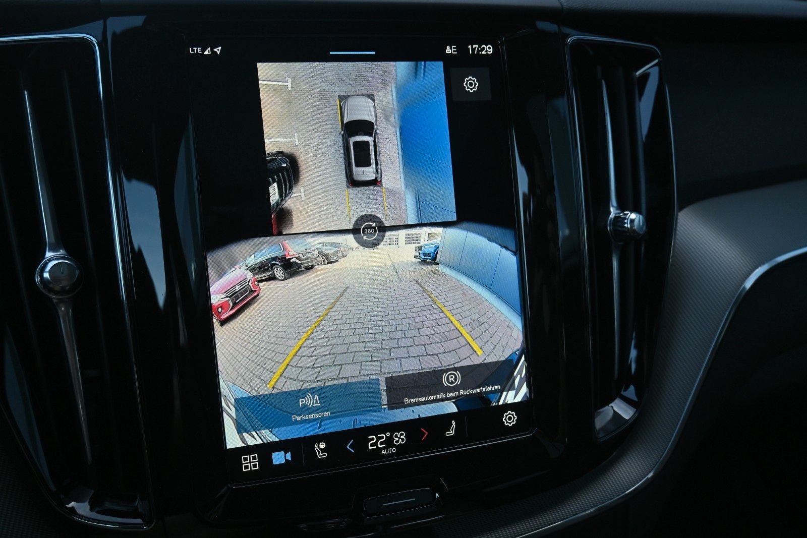 Fahrzeugabbildung Volvo XC60 B5 AWD Plus Dark*PANO*H&K*LUFT*LED*360°