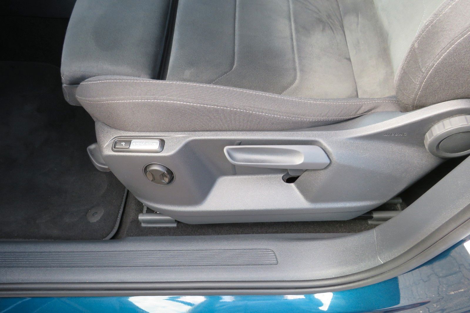 Fahrzeugabbildung Volkswagen Tiguan Life DSG AHK KAMERA ACC PDC SITZH. NAVI 1