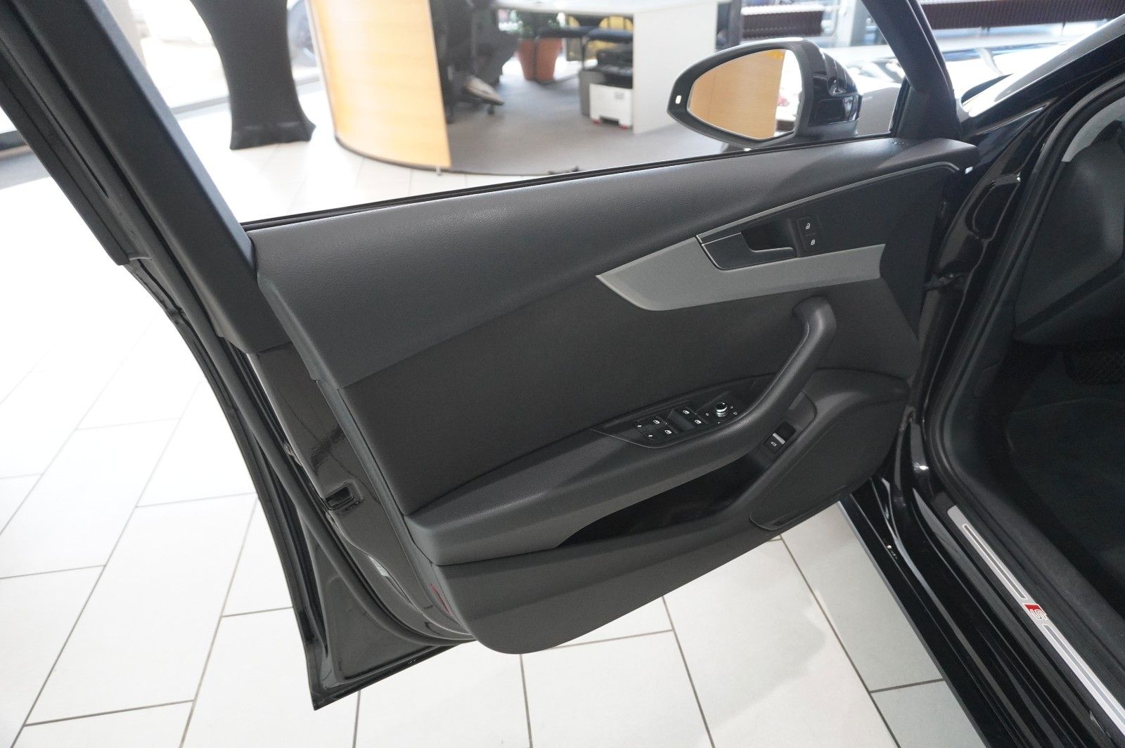 Fahrzeugabbildung Audi A4 Avant 35 TDI S-LINE SPORT NAVI/LED/KAMERA/DAB
